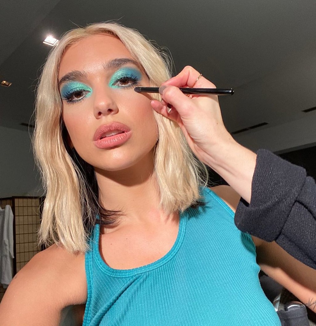 El último videoclip de Dua Lipa, Physical, se viste en colores vibrantes y a conjunto con su