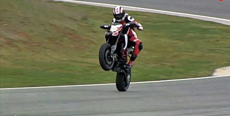 Nicky Hayden se divierte sobre la Ducati Hypermotard