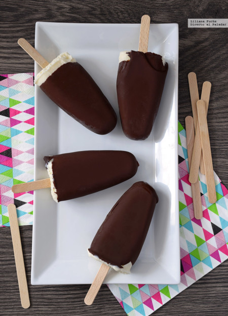 Helados cremosos de vainilla y cobertura de chocolate. Receta para darse un capricho casero este verano