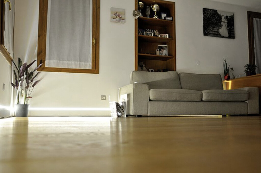Cómo ganar metros en el salón y calentar la casa eliminando los radiadores. Spoiler: no es suelo radiante