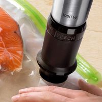 Ahorra espacio en tu cocina y mucho dinero con este set Bosch MaxoMixx que combina batidora con envasadora al vacío