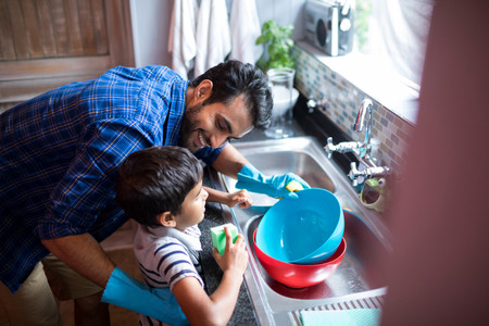 Hacer tareas en casa prepara a los niños con habilidades que sirven para toda la vida