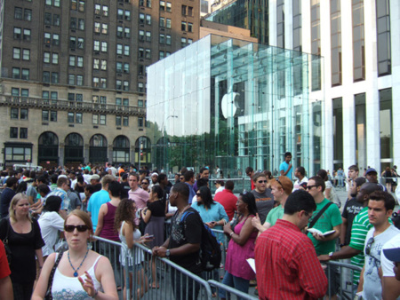 ¿Quiénes fueron los primeros? Curiosa recopilación de los primeros compradores de cada modelo de iPhone