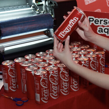 El ingenio industrial que permitió a Coca-Cola fabricar latas con nombres estampados sin dejarse una pasta 