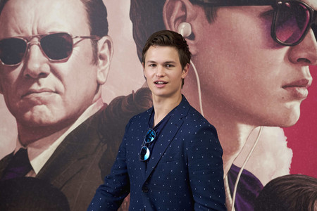 Ansel Elgort nos muestra cómo es que se lleva el look marinero con estilo en su visita a España