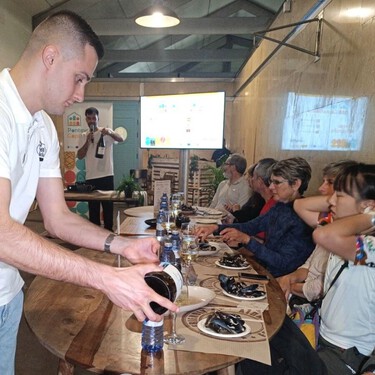 Así son las cenas gratis para peregrinos del Camino de Santiago en Pontevedra: mejillones, empanada, vieiras, lacón con grelos y más