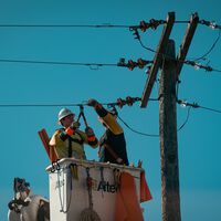 La cobertura eléctrica en México roza el 100%, pero miles de comunidades aisladas siguen esperando conexión