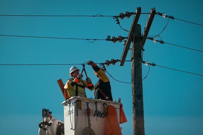 La cobertura eléctrica en México roza el 100%, pero miles de comunidades aisladas siguen esperando conexión