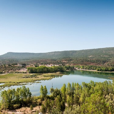 El pueblo serrano junto a una laguna ideal para ver el eclipse y observar aves: con menos de 100 habitantes y miradores de postal 