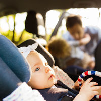 De 27 a 50 grados en media hora: el peligro mortal de dejar a un niño solo en el coche, aun con las ventanillas bajadas