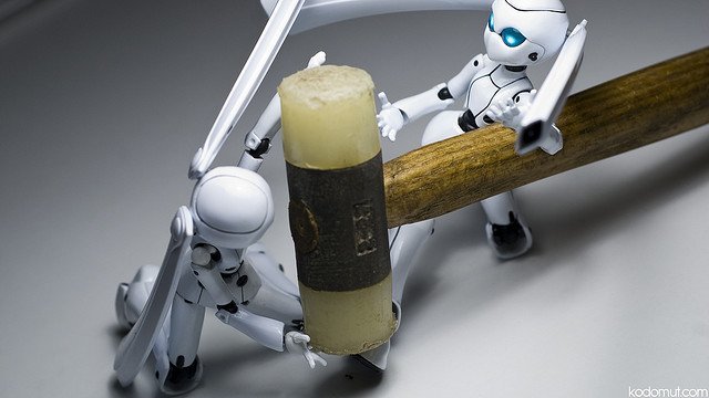 Robots jugando con un mazo