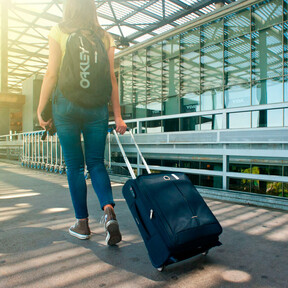Los expertos en viajes coinciden en la eficacia de poner cinta adhesiva en las ruedas de las maletas: para qué sirve y por qué lo recomiendan 