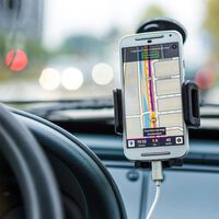 Hasta 200 euros de multa por llevar el móvil en el soporte equivocado: la DGT explica cuál es la única posición legal del GPS en el coche