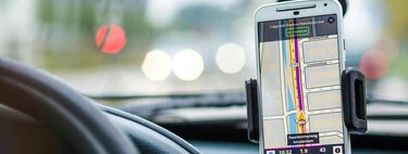 Hasta 200 euros de multa por llevar el móvil en el soporte equivocado: la DGT explica cuál es la única posición legal del GPS en el coche