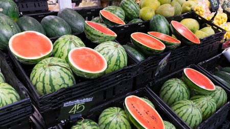La AESAN lo tiene claro: se pueden vender melones, sandías y otras frutas cortadas, pero con estas condiciones