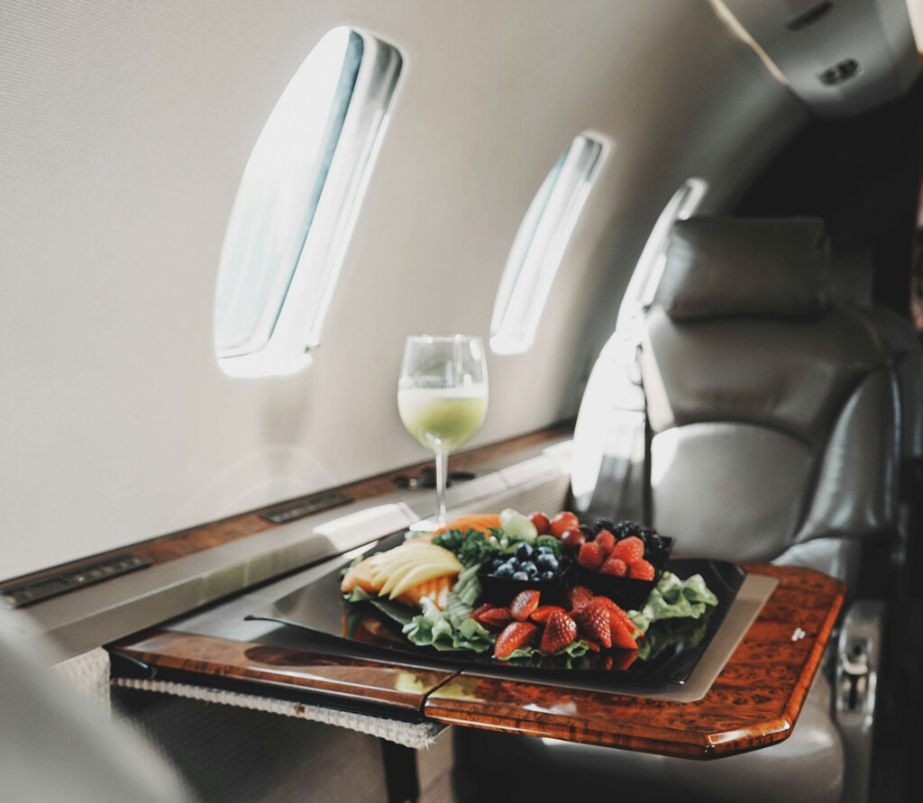 Las comidas que debes evitar si viajas en avión para no tener un vuelo movidito