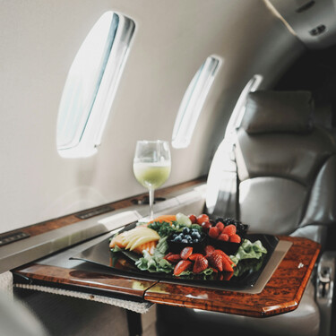 Los alimentos que debes evitar si viajas en avión para que el vuelo no te pase factura