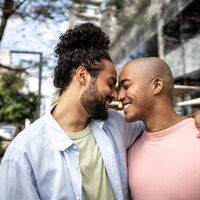 Casais de homens gays estão mais próximos de terem filhos sem um óvulo 