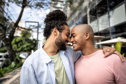 casal de homens trocando afetos