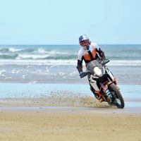 Envidia insana es ver a Chris Birch de vacaciones en moto: A la playa con una KTM 1090 Adventure R 