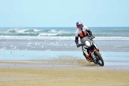Envidia insana es ver a Chris Birch de vacaciones en moto: A la playa con una KTM 1090 Adventure R