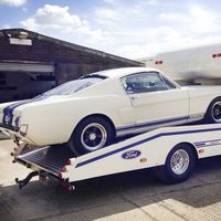 Combo perfecto: Una grúa/caravana Ford F-350 de 1966 para llevar tu Shelby Mustang GT350