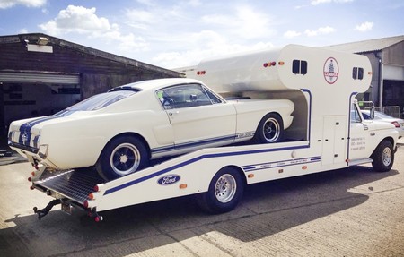 Combo perfecto: Una grúa/caravana Ford F-350 de 1966 para llevar tu Shelby Mustang GT350