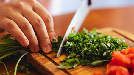 Cómo mantener el cilantro fresco más tiempo: el método que casi nadie conoce
