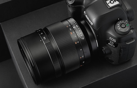 Zy Optics Mitakon Speedmaster 50mm F0.95: el popular objetivo de fotografía nocturna de mirrorless ahora en montura EF de Canon