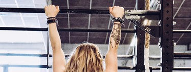 Así te puede cambiar la vida colgarte de una barra: un ejercicio muy simple pero con muchos beneficios