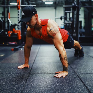 Olvídate de las flexiones "flojas": así es como un simple cambio aumenta la fuerza de tus brazos, revelado por un experto