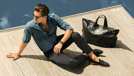 Cerrado por vacaciones. La oficina se traslada al mar en el nuevo lookbook de Massimo Dutti