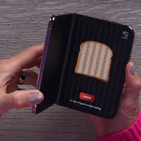 El iPhone Duo tiene aplicaciones que no tendrían sentido en otro celular: desde preparar sándwiches hasta alimentar monstruos