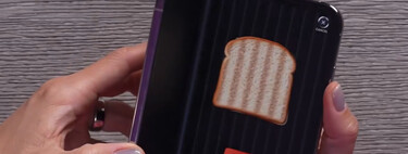 El iPhone Duo tiene aplicaciones que no tendrían sentido en otro celular: desde preparar sándwiches hasta alimentar monstruos