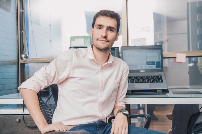 Hombre en una oficina