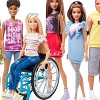 Barbie en silla de ruedas y Barbie con una pierna protésica: las nuevas incorporaciones de Mattel