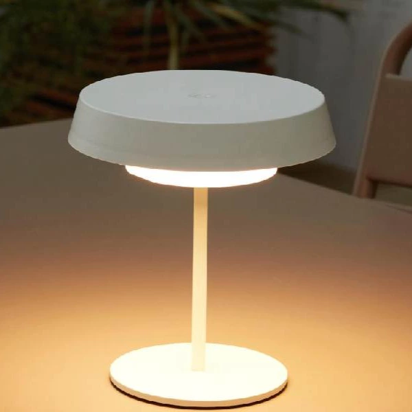 Lámpara de mesa LED Nina INSPIRE con estructura beige pantalla blanca luz cálida 3000K de pilas

