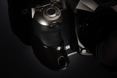 La Pentax K 1 Mark Ii J Limited 01 Parece Un Transformer Pero Esta Tuneada A Mano Y Con Componentes De Lujo