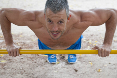 Las flexiones también son buenas para trabajar el abdomen