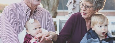 Cómo actuar cuando los abuelos dejan hacer cosas a tus hijos que tú no les permites 