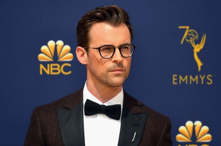 Brad Goreski se enfunda en marrón y cuadros para la alfombra roja de los premios EMMY