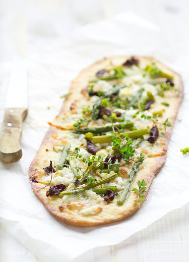 Flatbread de espárragos verdes, miel y queso fresco de cabra. La receta que te hará olvidar a la pizza