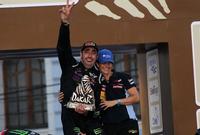 Detrás de un gran hombre siempre hay una gran mujer 