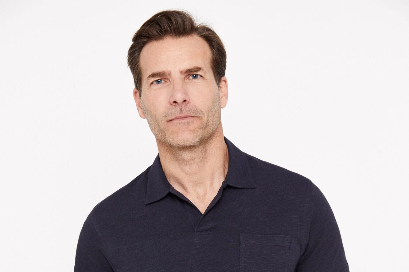 Polo bolsillo cuello abierto
