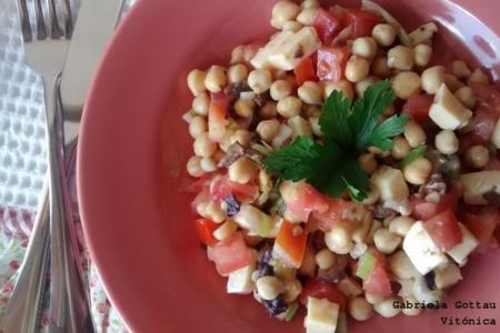 Ensalada de garbanzos, aceitunas, tomate y queso. Receta saludable