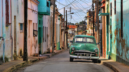 Un Coche De Los Anos 50 En Una Calle De La Havana Cuba