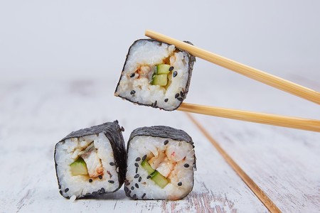Sushi de camarón, tofu y aguacate. Receta sencilla