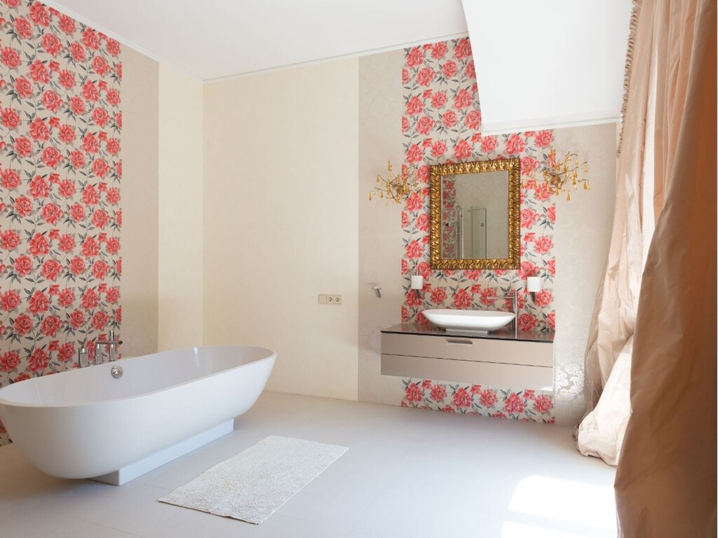 Papel tapiz para baños: cómo elegirlo para que resista la humedad y transforme el espacio