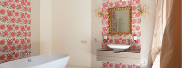 Papel tapiz para baños: cómo elegirlo para que resista la humedad y transforme el espacio 