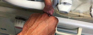 La emotiva imagen de un bebé prematuro y su médico, que transmite en un sencillo gesto la complicidad y lucha por la vida